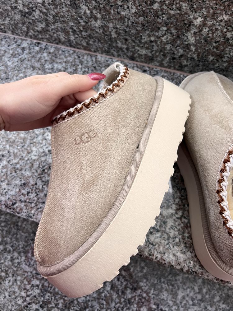 Обувки с платформа UGG tazz