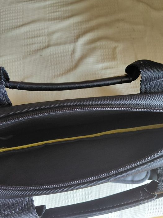 Продавам бизнес чанта samsonite