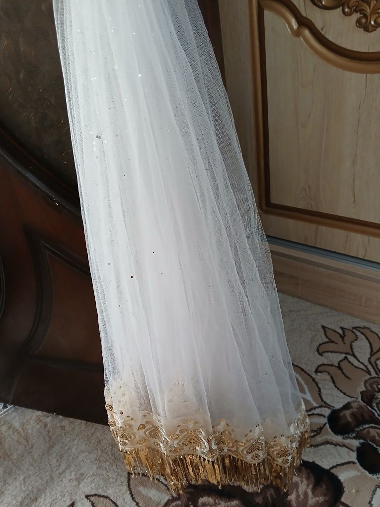 Ansanbil holati yaxshi 1-2marta kiyilgan 2ta sharf 3ta diadema.