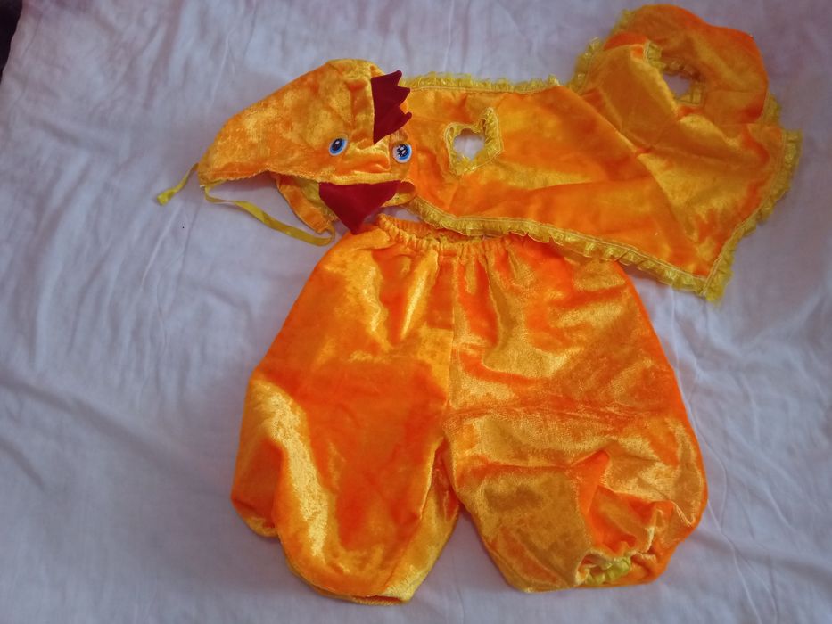 Продам новогодние костюмы возраст от 2 до 6 лет примерно какой ребенок