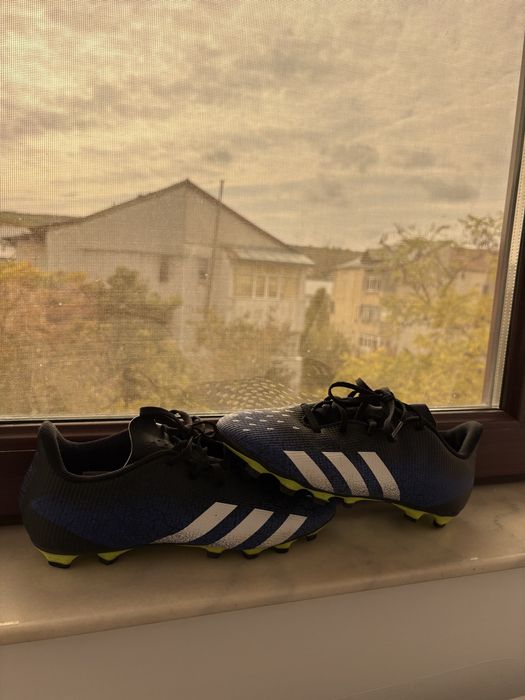 Vand ghete de fotbal adidas predator
