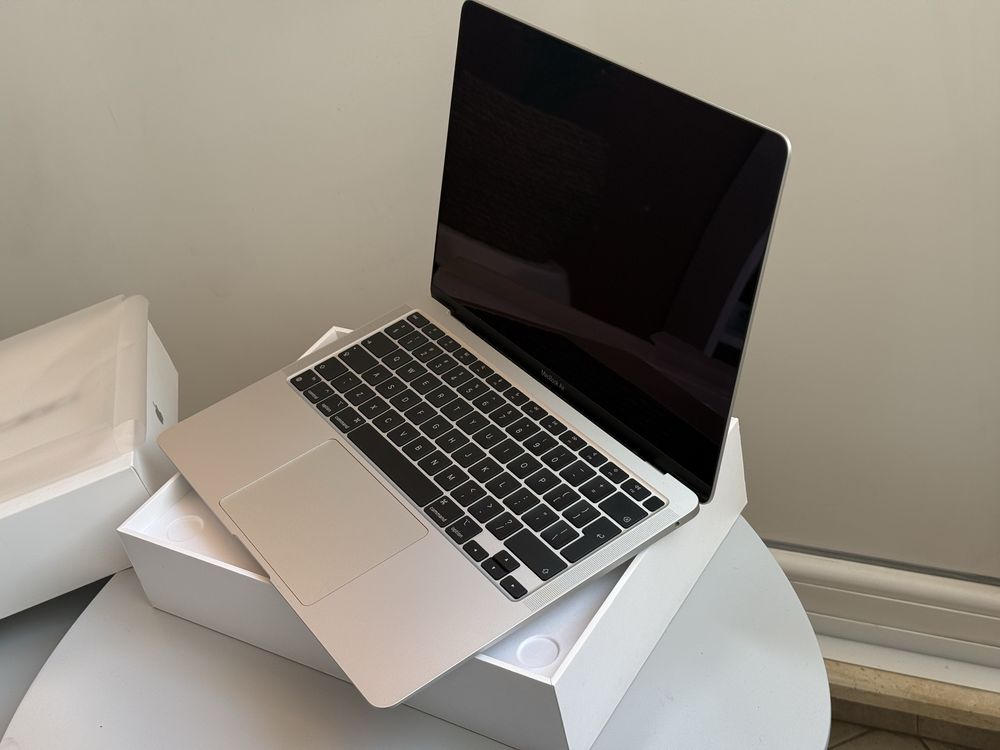 Apple Macbook Air M1 Silver 8GB/256GB - Като НОВ, 69 зареждания!