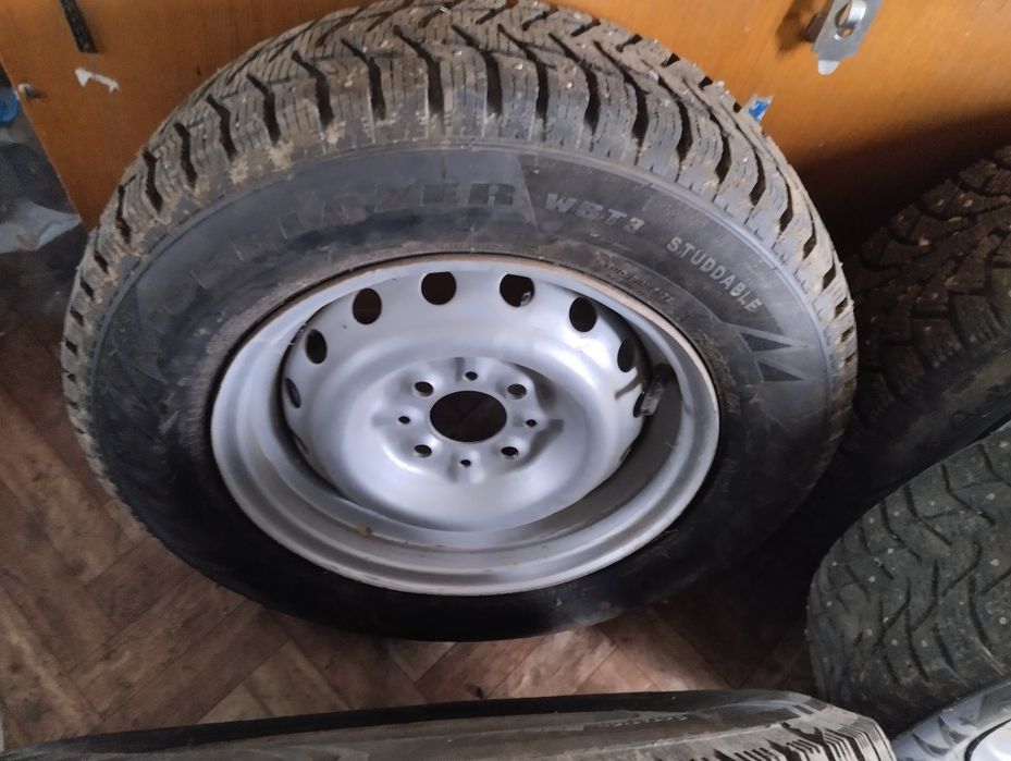 Продам зимнее шины с дисками комплект R13 4.шт.
1 сезон только ездило