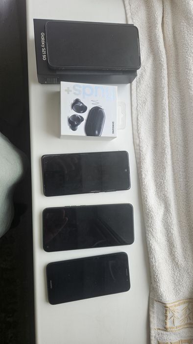 ПРОДАМ сотовые телефоны и наушники