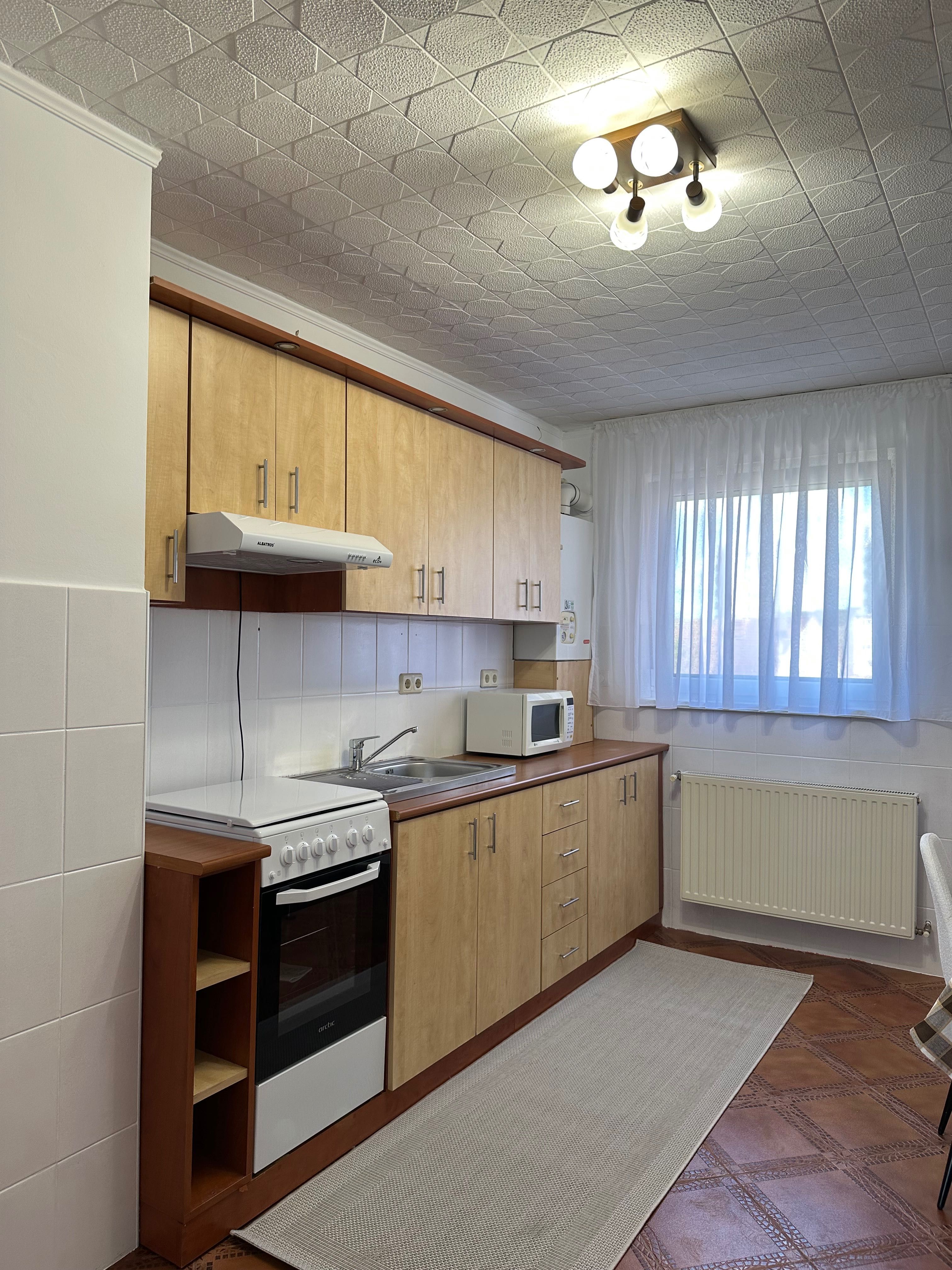 Apartament central de închiriat, recent renovat.