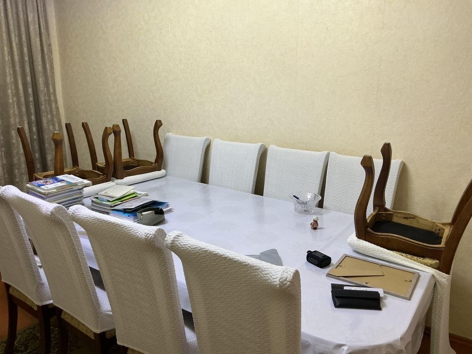 Деревянный стол со стульями