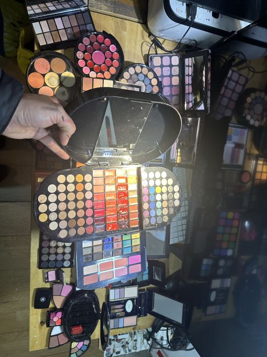 Vand un lot de truse machiaj ochi