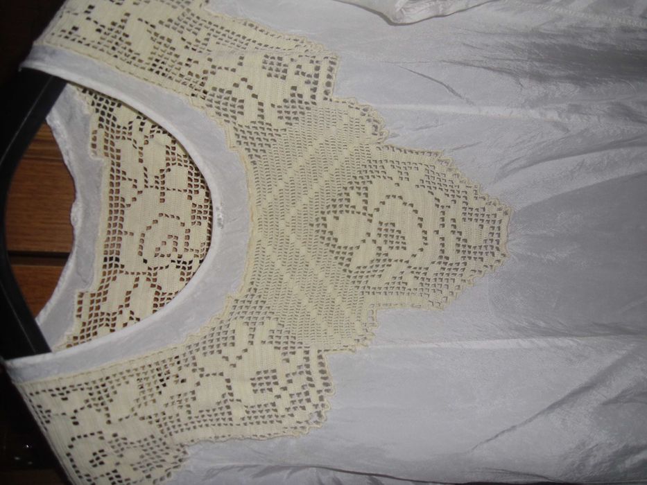 rochita vara ,broderie la gat