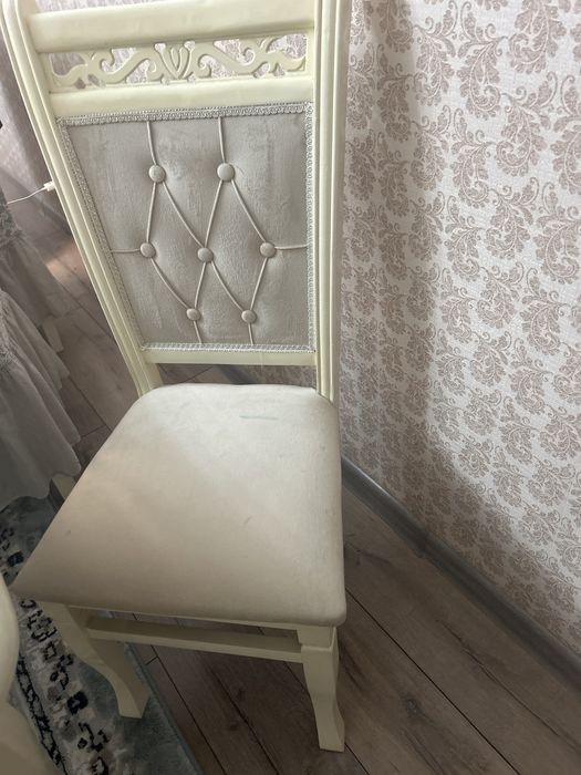 Продам стулья восемь штук