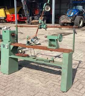 Strung pentru lemn cu dispozitiv de slefuit a piesei strunjite