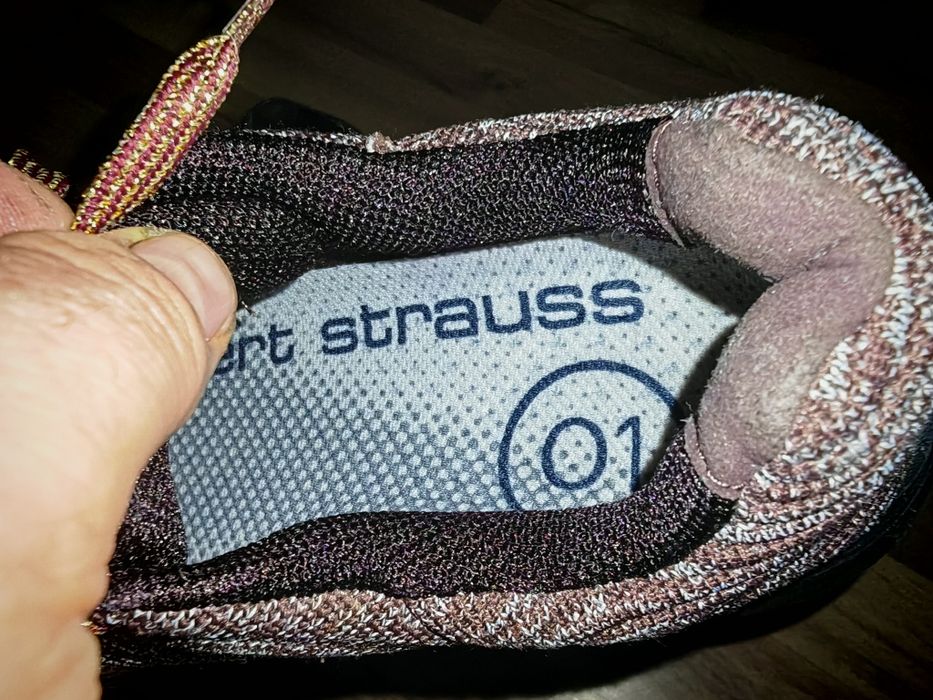 Vând adidași marca Engelbert Strauss