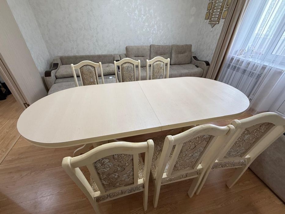 Стол со стульями в столовую