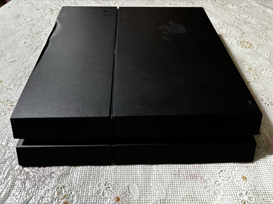 Playstation 4, 2 джойстика, много игр в комплекте