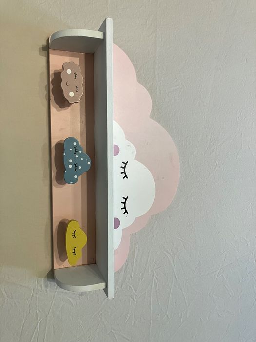 Закачалка за дрехи за детска стая