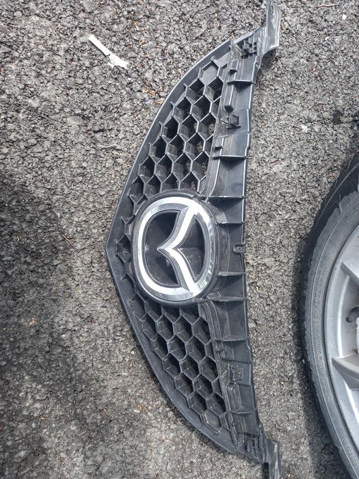 Продам решётку радиатора Мазда-3, год выпуска 2008