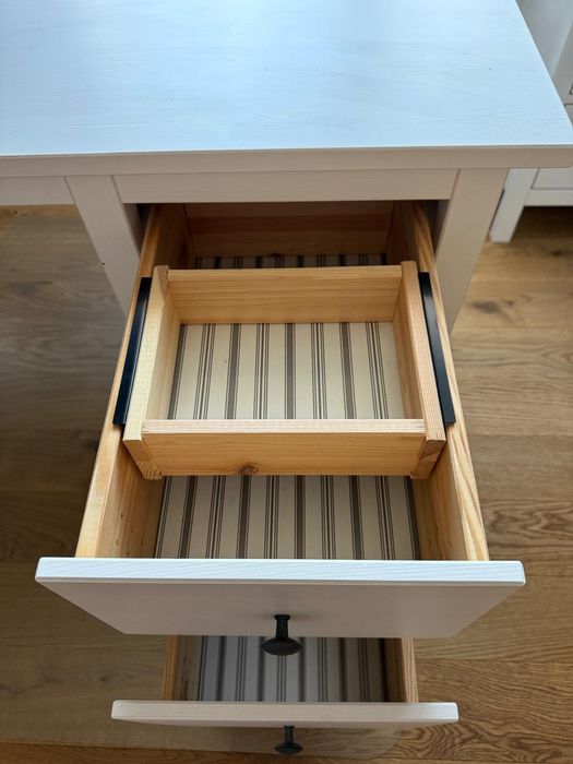 Бюро от иглолистна дървесина