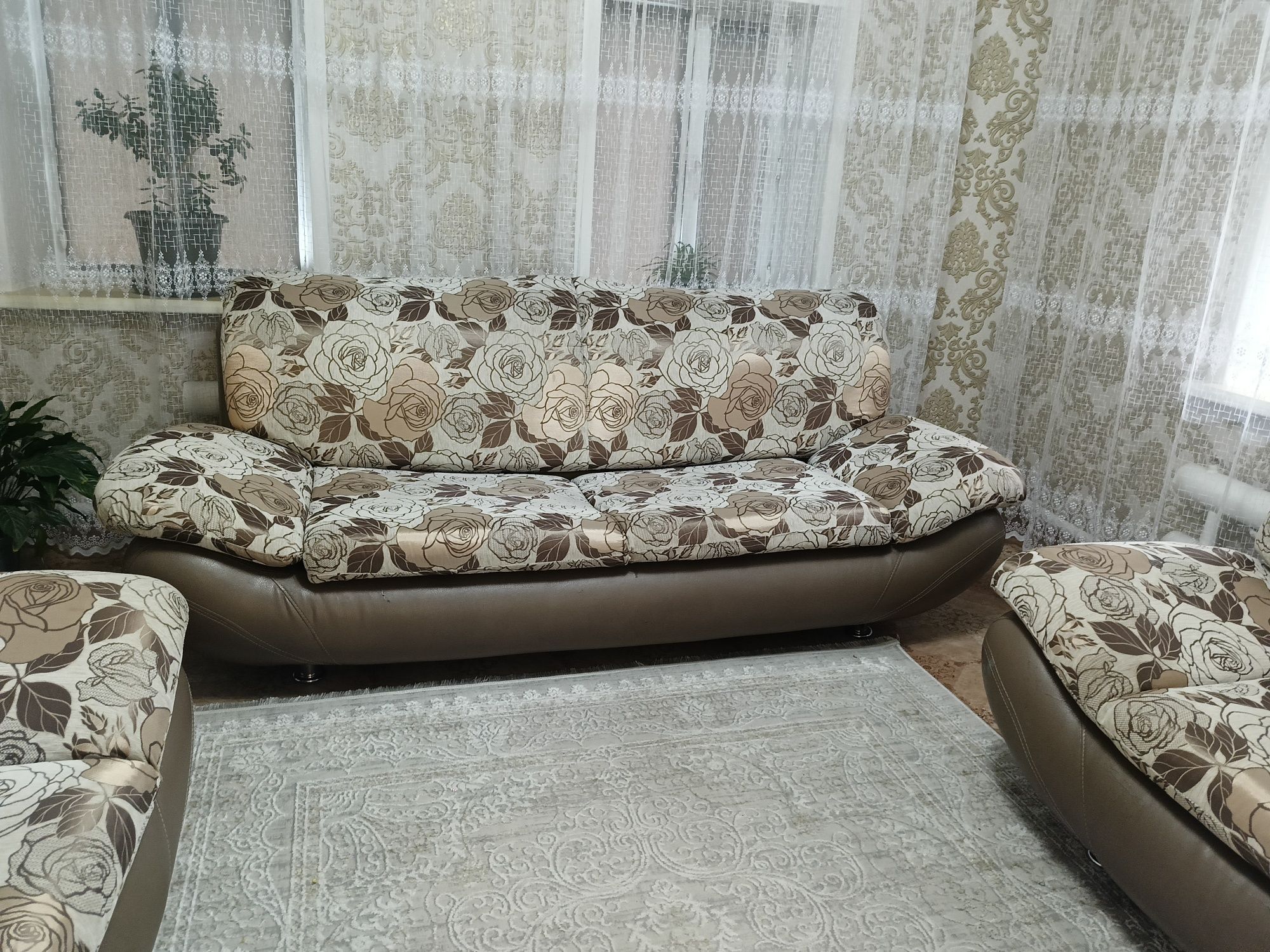 Продам диван и 2 кресла в хорошем состоянии.