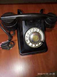 Старинный телефон.