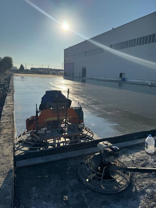 Бизнинг малакали иш гурухимиз сизларга стяжка, топпинг, шлифовка, наре