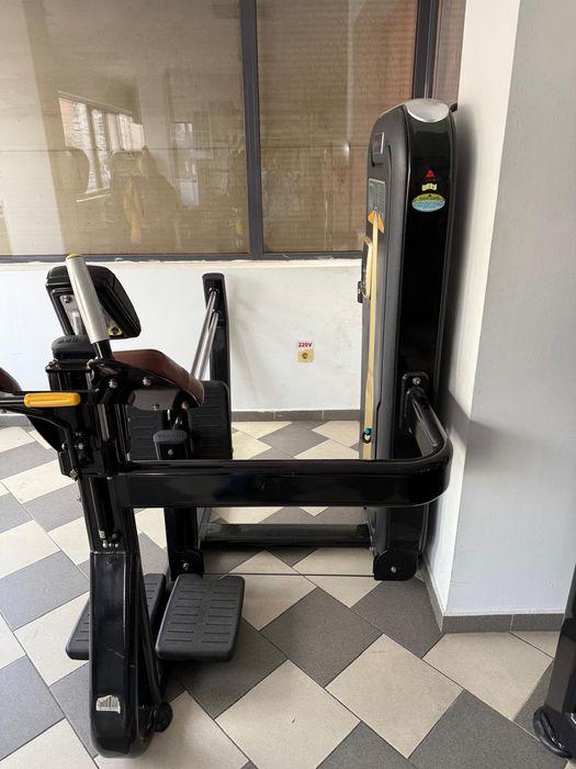 Aparat standing leg extension