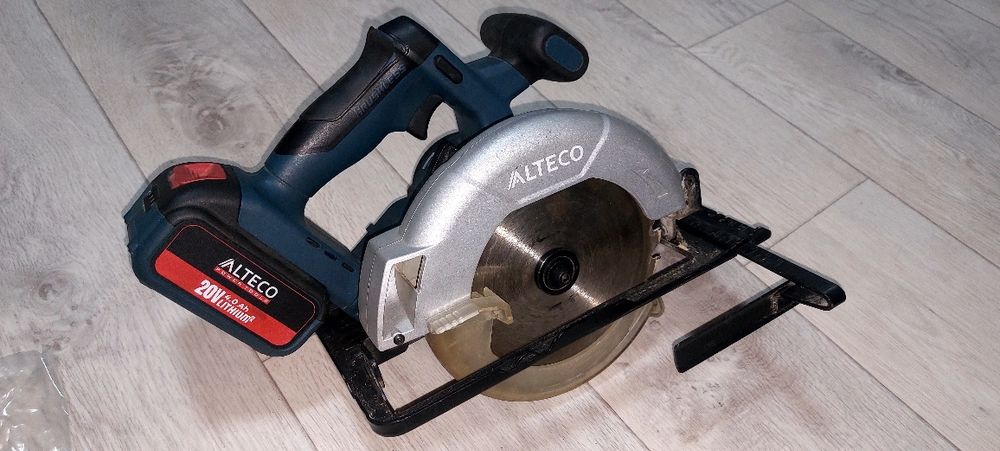 Продам аккумуляторную циркулярную пилу (пчелку)