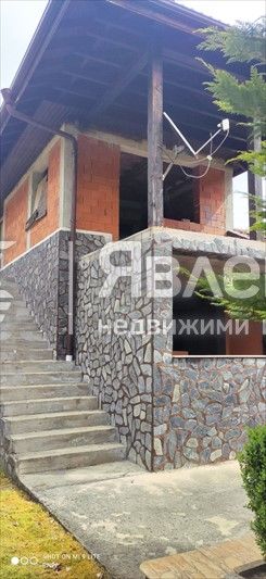 Явлена продава къща с облагороден двор във вилна зона с.Костенец
