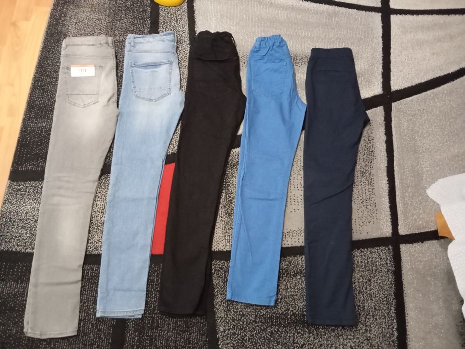 Vând blugi diferite culori.