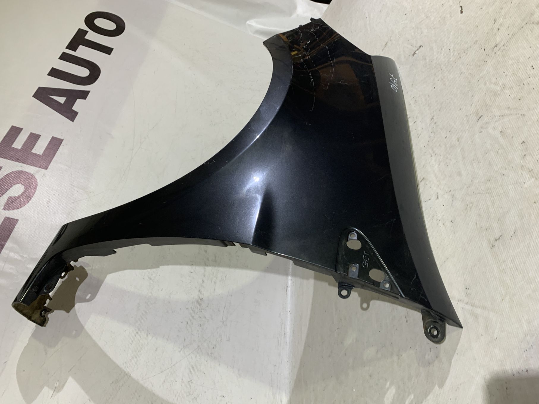 Aripa stanga fata, Renault Clio 3, 2006, 2007, 2008, 2009, 2010, 2011, 2012, cod origine OE 8200256117.