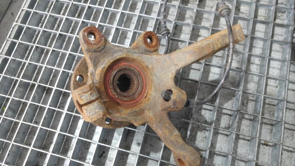 fuzeta dreapta fata renault symbol 2 1.2 b dupa 2008