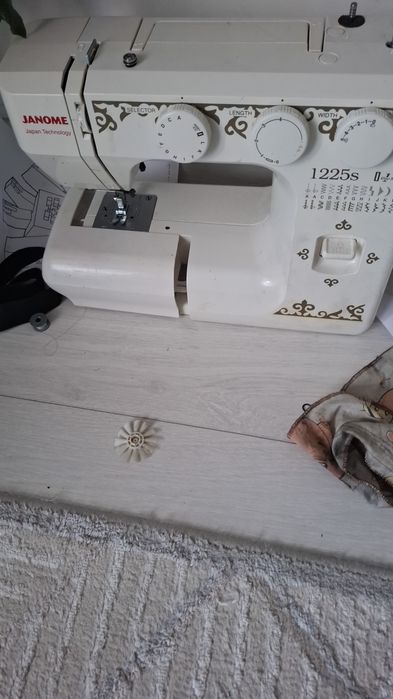 Продаётся швейная машинка жаноме 30тыс ягуар 15тыс оверлок без мотора