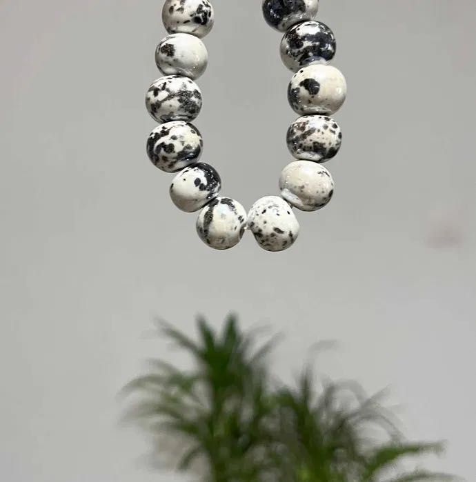 Bratara margele albe din ceramica si perle noua handmade