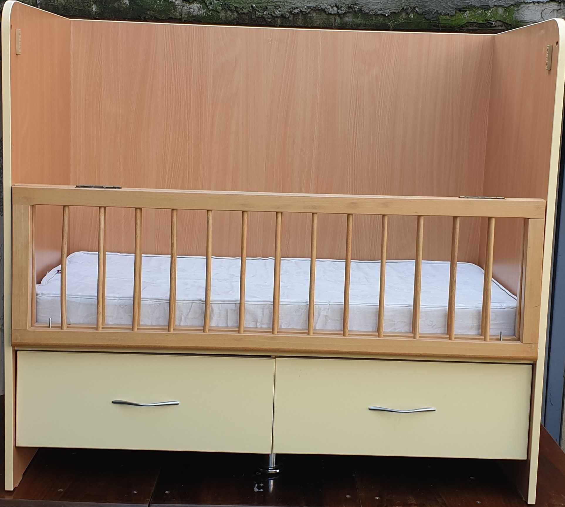 Patut bebe din lemn cu saltea 120x60 cm si sertare de depozitare