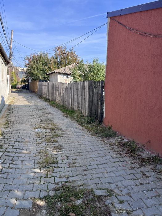 Teren cu casa batrineasca ideala pentru constructie noua. Zona buna!