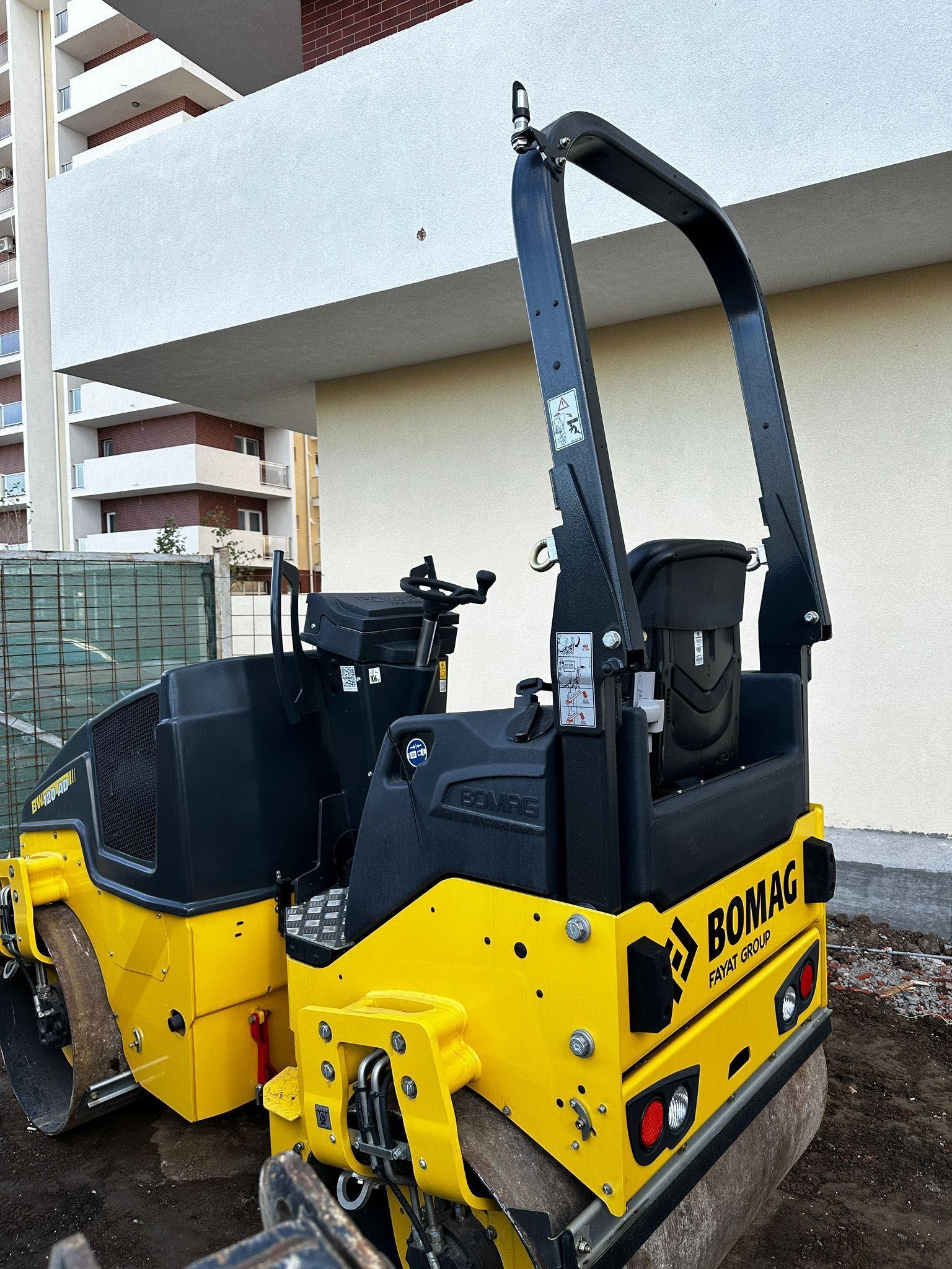 Închiriem buldoexcavator/cilindru compactor