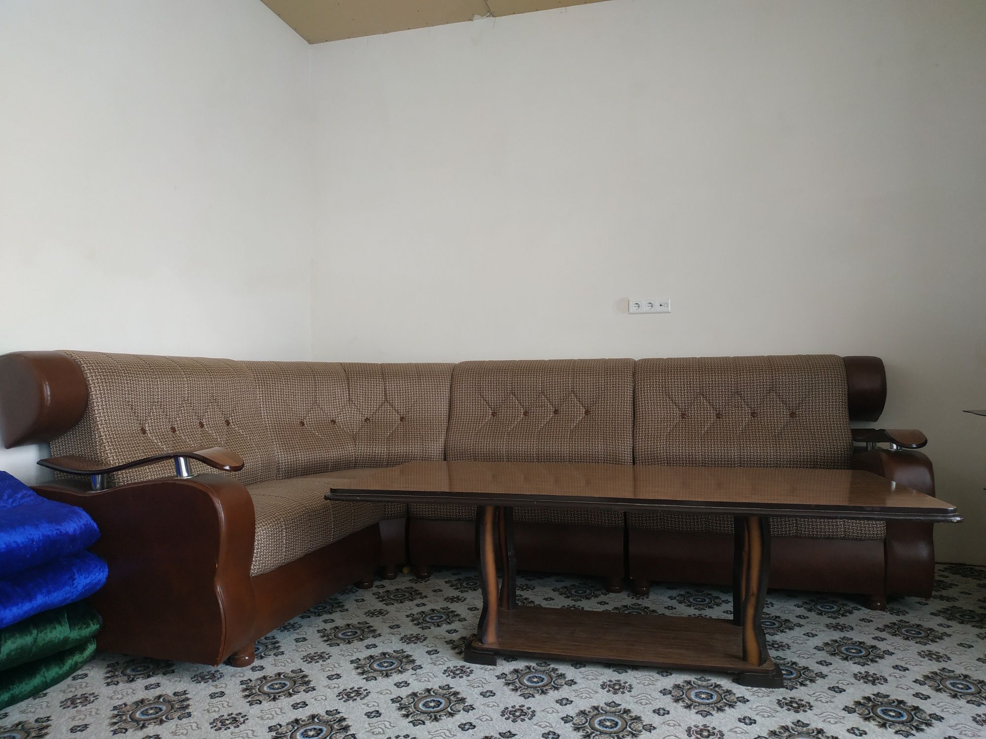 Ugolok divan stoli bilan
