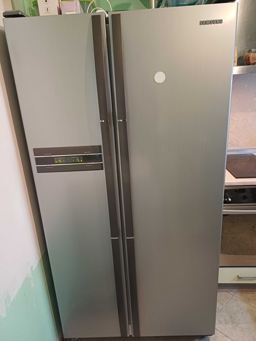 Двукрилен хладилник Samsung RS20CCMS