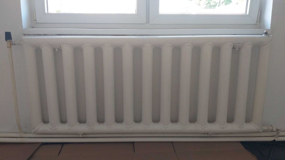 Vand  2 buc calorifere mari  de camera mare  living sau atelier