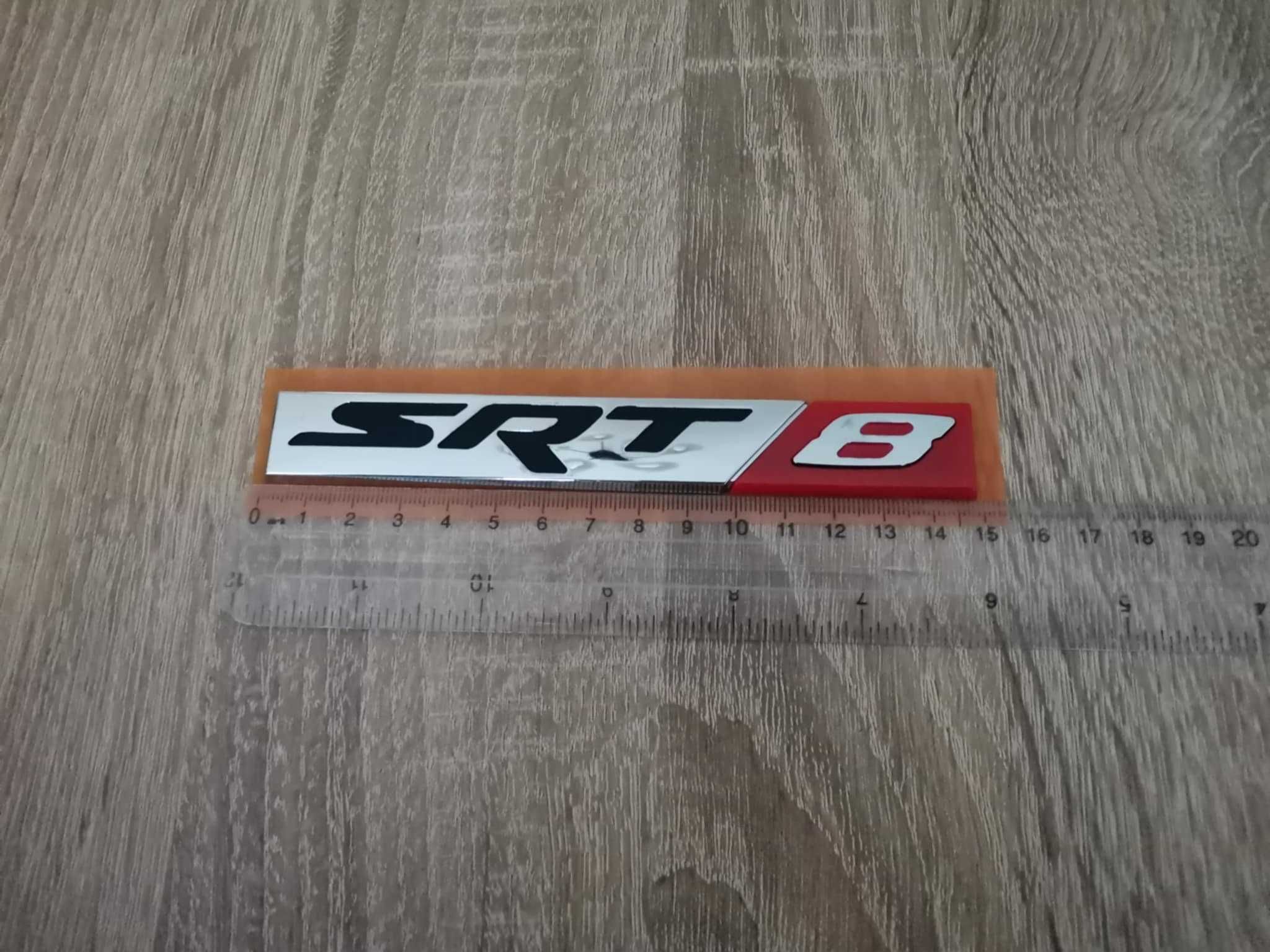 сребриста емблема Dodge SRT8