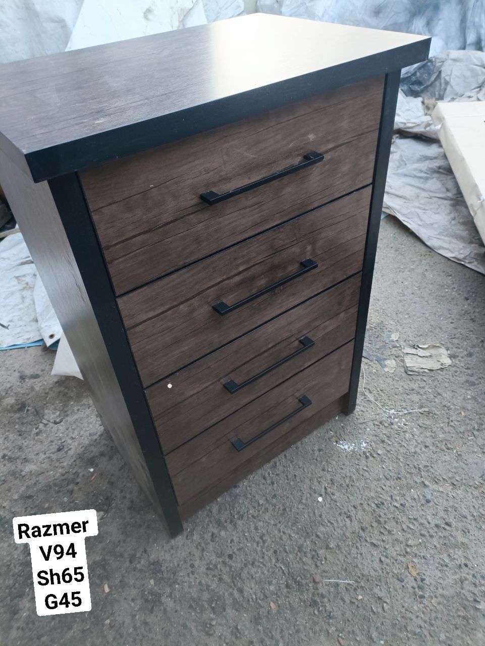 Komod dastafka besplatna razmer visata 94. Shirina  65. glubina 45