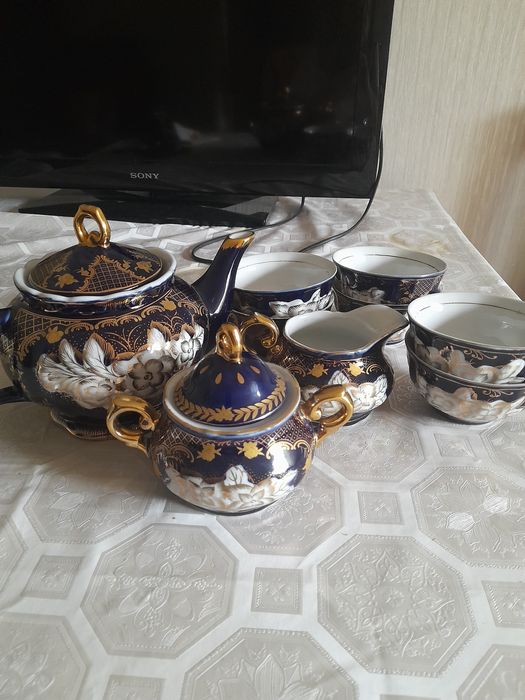 Чайный сервис новый,  состоит из чайника, сахарницы, молочница и 6 пиа