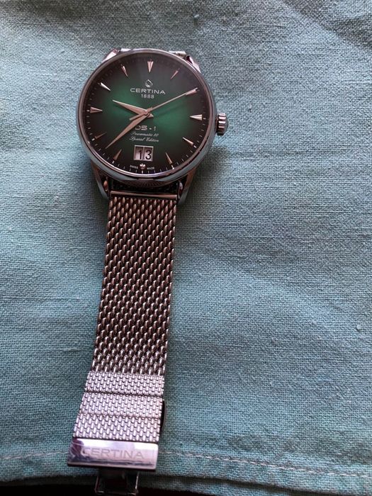 Продаются мужские швейцарские часы