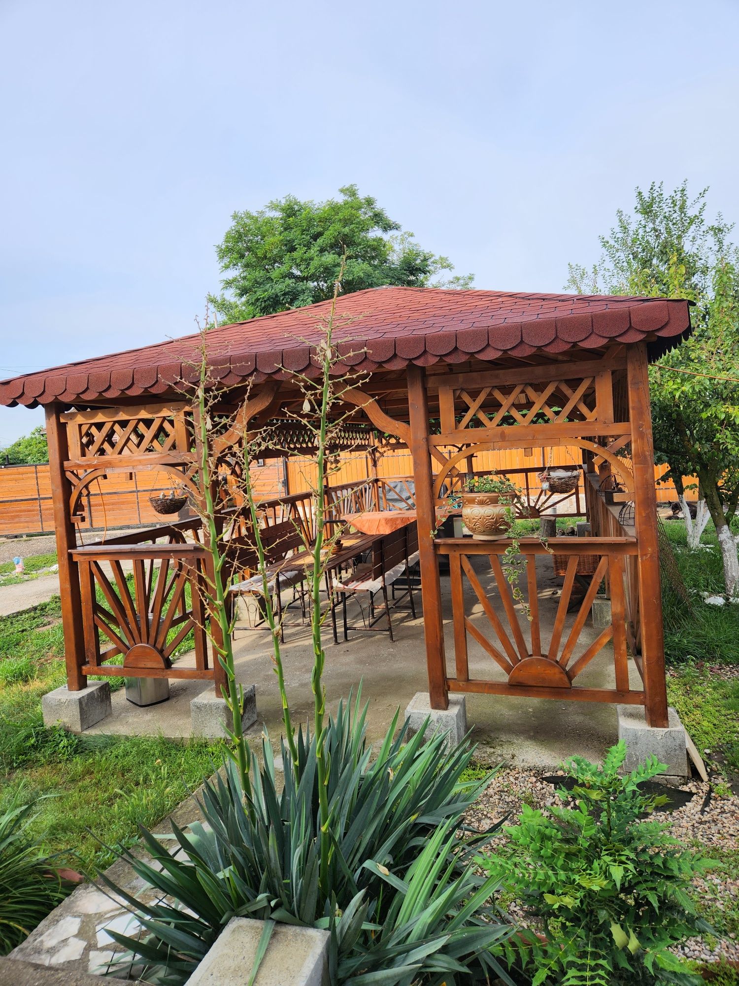 CASA individuala + garsoniera individuala atasata in zona liniștită