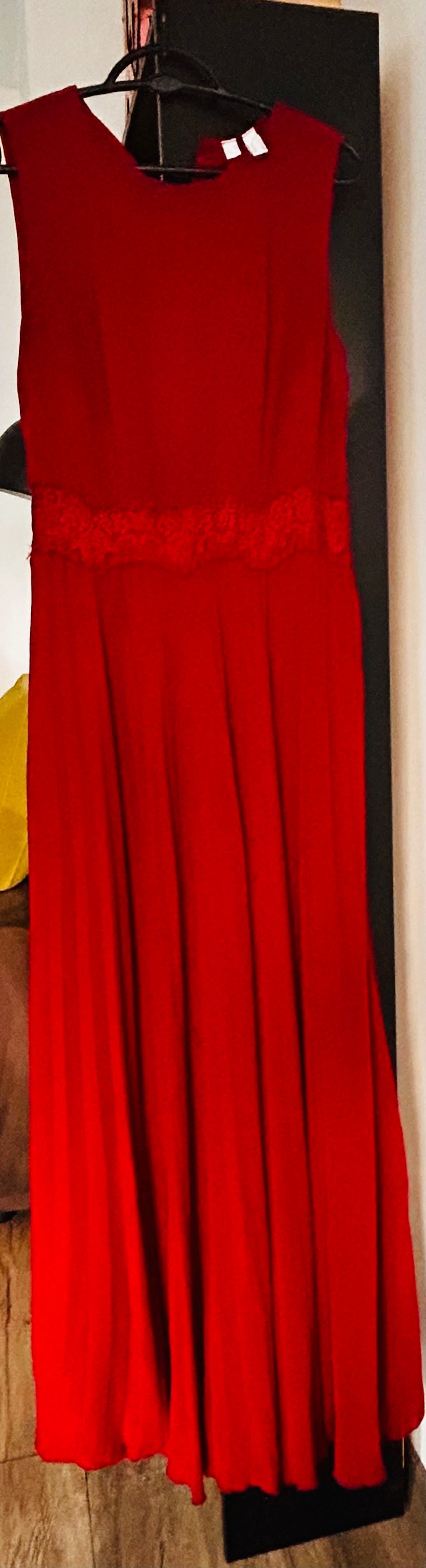 Елегантна рокля в червено/ бордо