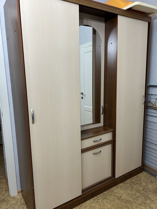 Шкаф для вещей с зеркалом