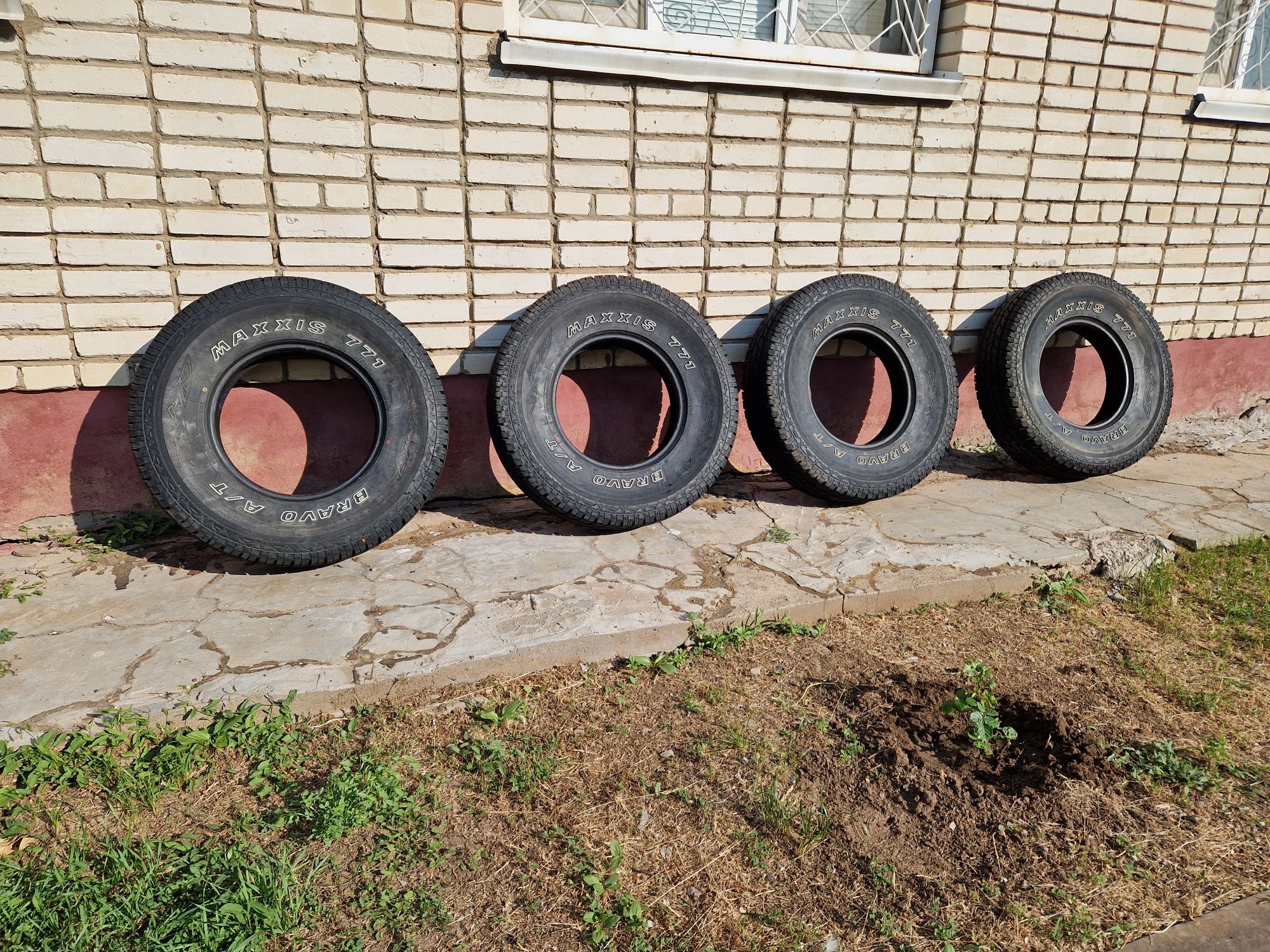 Продам летнюю резину А/Т  235/85 R16. Диски в подарок.