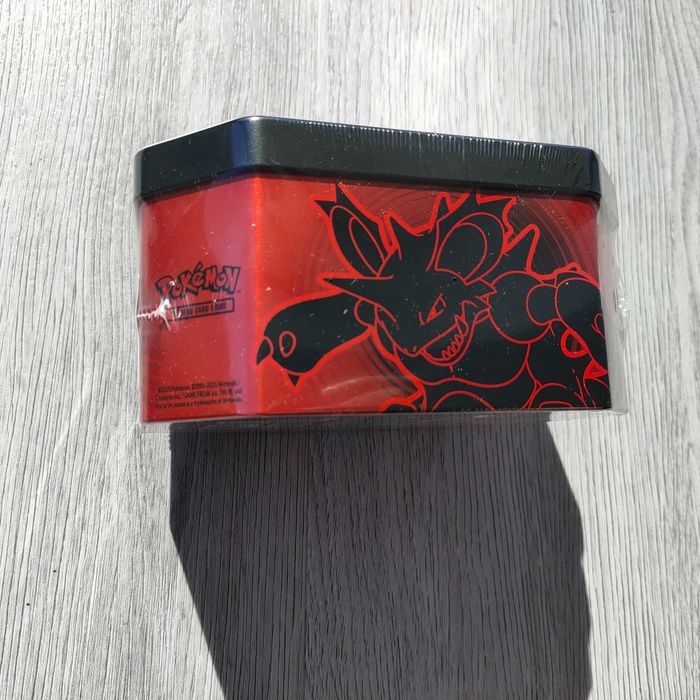 Cutie metalică Pokémon TCG Team Rocket - Mewtwo ex (sigilată)