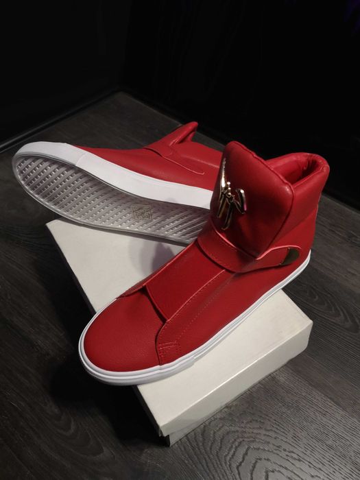 Ново. Червени маратонки на З., номер 40