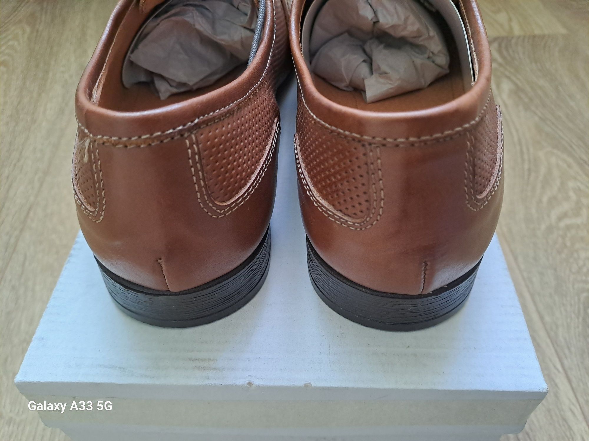 Vand pantofi de vara noi din piele pentru bărbați brand Marco Santini.