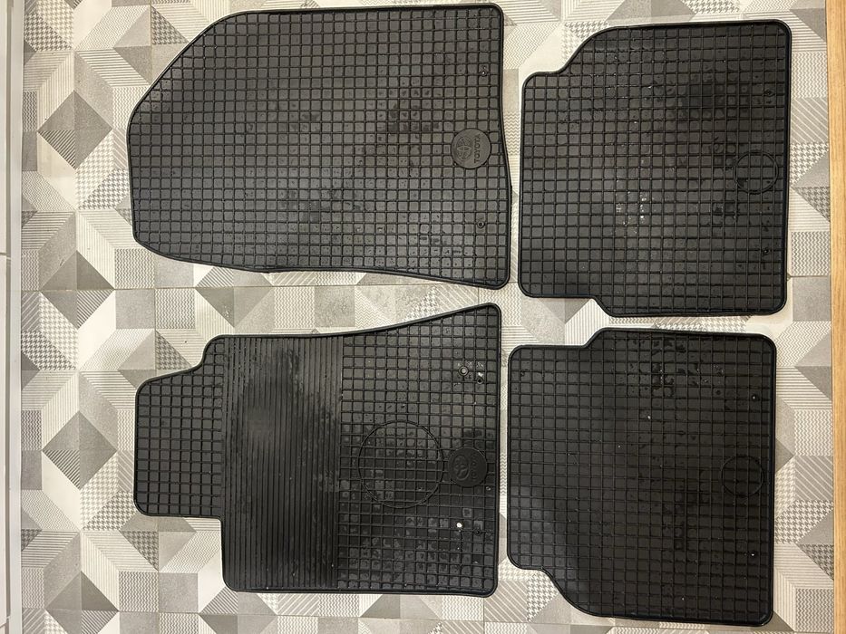 Оригинални гумени стелки за Тойота Авенсис т25