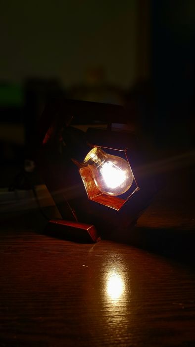 Lampa din lemn facuta manual
